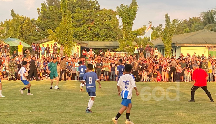 Keseruan Joko Widodo Bermain Sepak Bola di&nbsp;Gorontalo