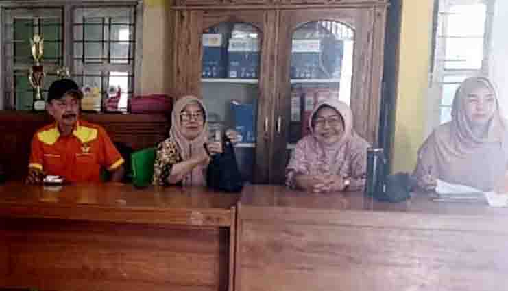 Komisi IV DPRD Monitoring Penyerahan Bantuan PKH di Desa&nbsp;Mohungo