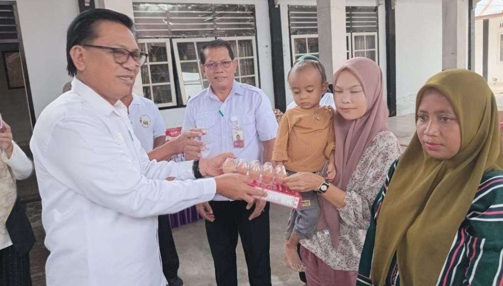 Serahkan Bantuan Asupan Gizi Anak di Telaga Biru, Ini Harapan Ramdan&nbsp;Pade