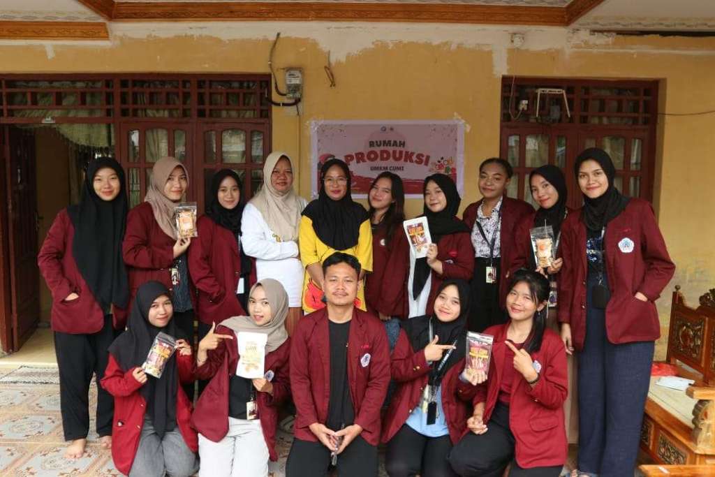 Mahasiswa KKN Kolaboratif UNG Kenalkan Peyek Cumi Desa&nbsp;Langgula